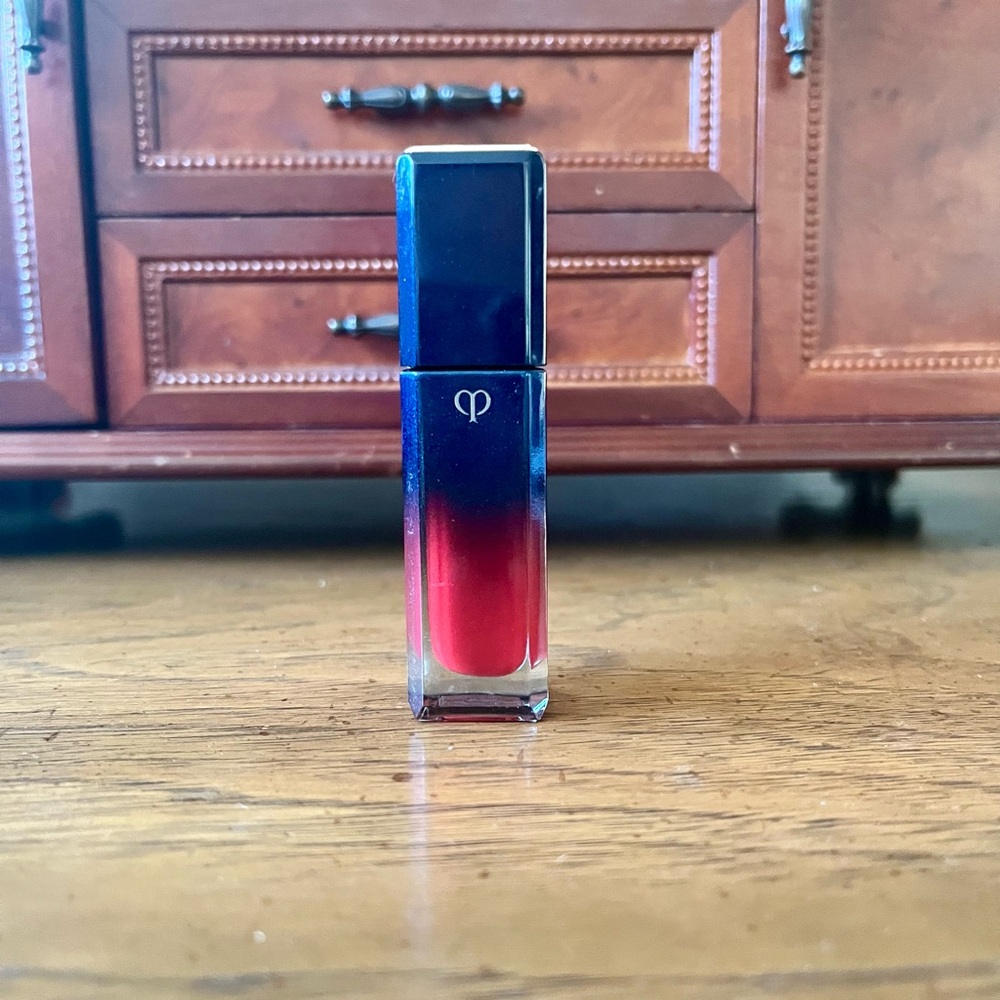 BRAND NEW Clé de Peau Beauté Radiant Liquid Rouge Shine in 7 Red Currant